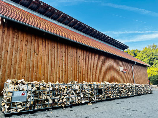 Brennholz-Gitterboxen am Hof