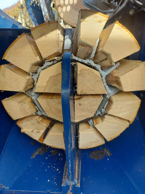 Holzspalter im Betrieb