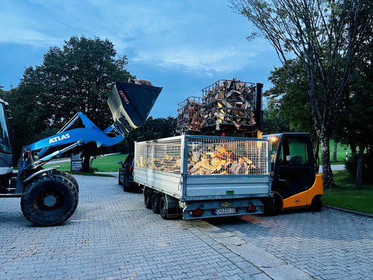 Brennholz wird mit ATLAS Teleskoplader beladen